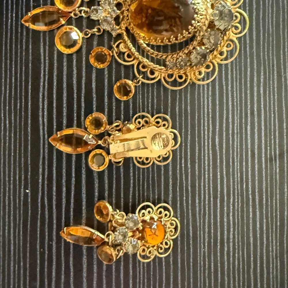 Elegant Gold and Amber Jewelry Set